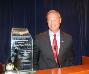 El gobernador de Maryland, Martin O´Malley, recibió un reconocimiento en la Embajada de El Salvador en Washington.