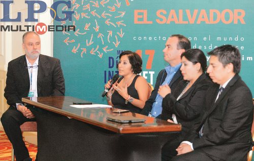 Foto de LPG. De izquierda a derecha: Lito Ibarra, Margarita Funes, Marco Guirola, Iris Palma, Carlos Urías