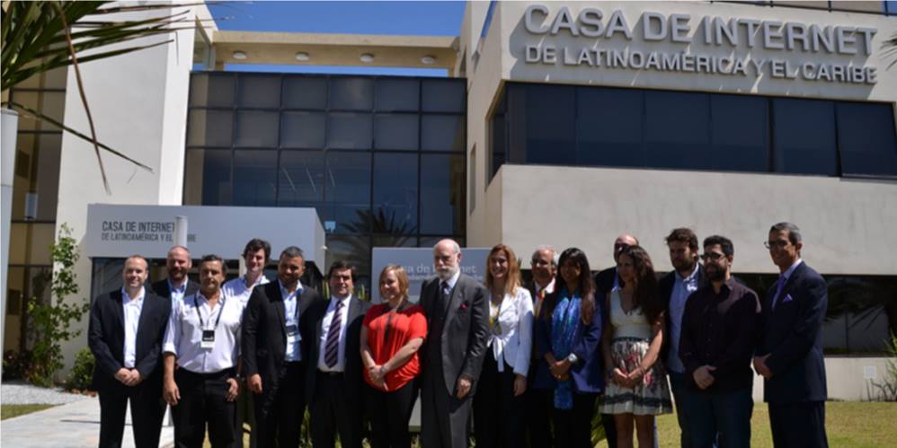 Vint Cerf con algunos de los funcionarios de las organizaciones en la Casa de Internet. Foto cortesía de ICANN.