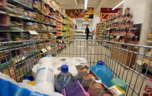 Los productos en los supermercados deben tener el precio marcado de forma visible.